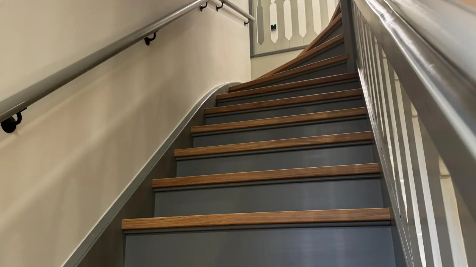 Die Holztreppe wurde aufwändig saniert. (Foto: Daniel Große)