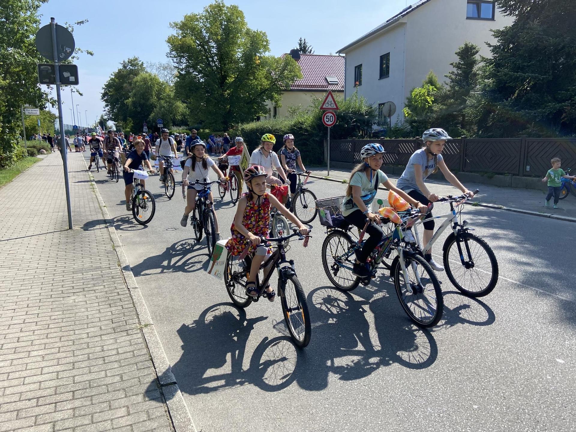 Radelnde Teilnehmer des Festumzuges zum Tauchscher 2022. (Foto: Daniel Große)