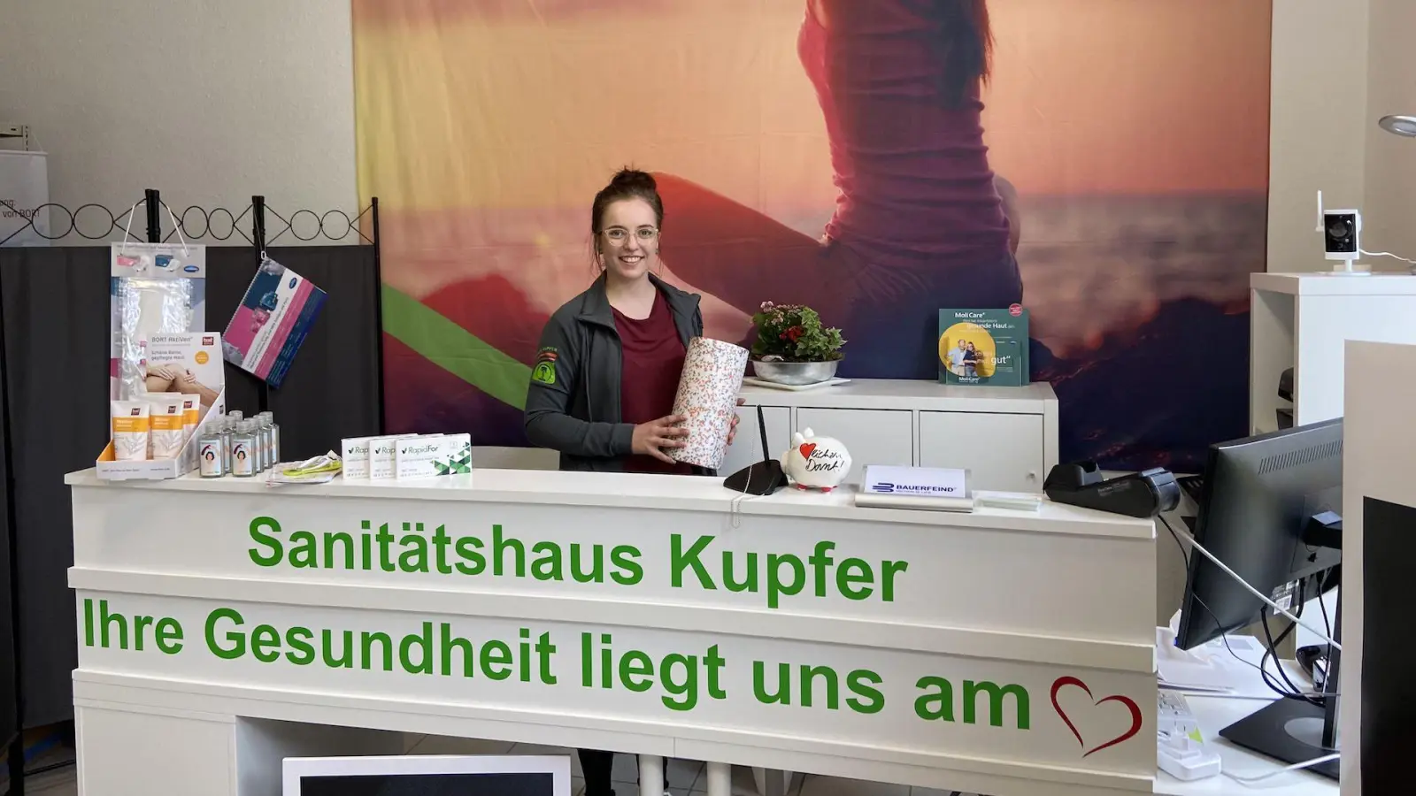 Mitarbeiterin Antonia Wachs freut sich über die neue Filiale in Taucha. (Foto: taucha-kompakt.de)