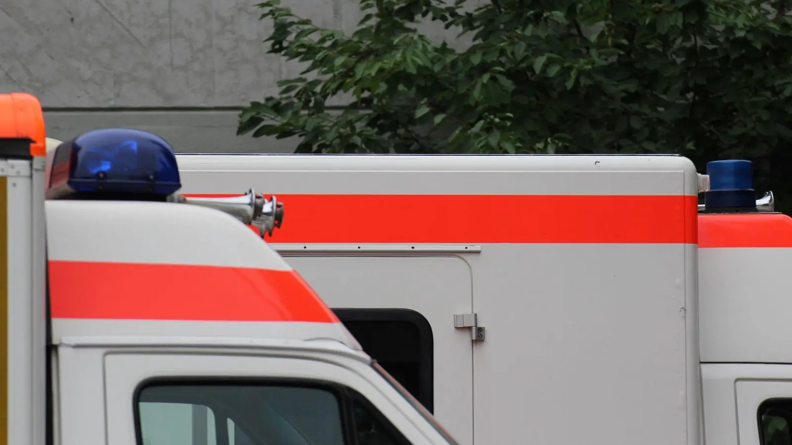 Verletzter Autofahrer und Totalschaden nach Kollision mit Straßenbaum (Foto: taucha-kompakt.de)