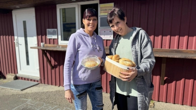Anika Ispan (links) und Sandra Prouza bieten ab heute Speisen und Getränke in der Sattmacher-Lounge. (Foto: Daniel Große)