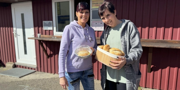 Anika Ispan (links) und Sandra Prouza bieten ab heute Speisen und Getränke in der Sattmacher-Lounge. (Foto: Daniel Große)