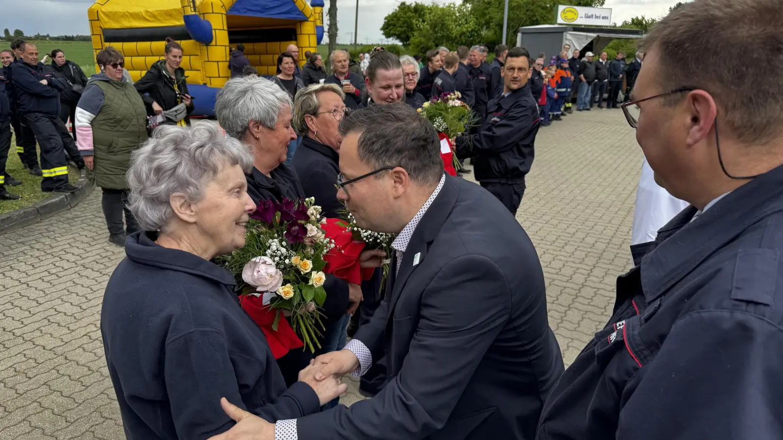 Bürgermeister Tobias Meier dankte den Frauen für ihre langjährige Arbeit. (Foto: Daniel Große)