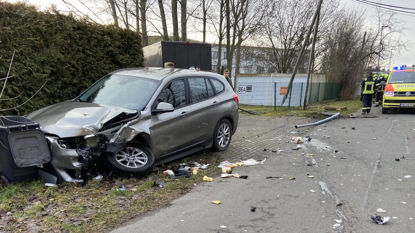 Schwerer Unfall: PKW rast gegen Straßenlaterne (Foto: taucha-kompakt.de)