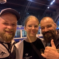 Nina Hoffie mit den Trainern Christian Geißler (l.) und Stefan Krabbes auf dem Leipziger Hauptbahnhof. (Foto: taucha-kompakt.de)
