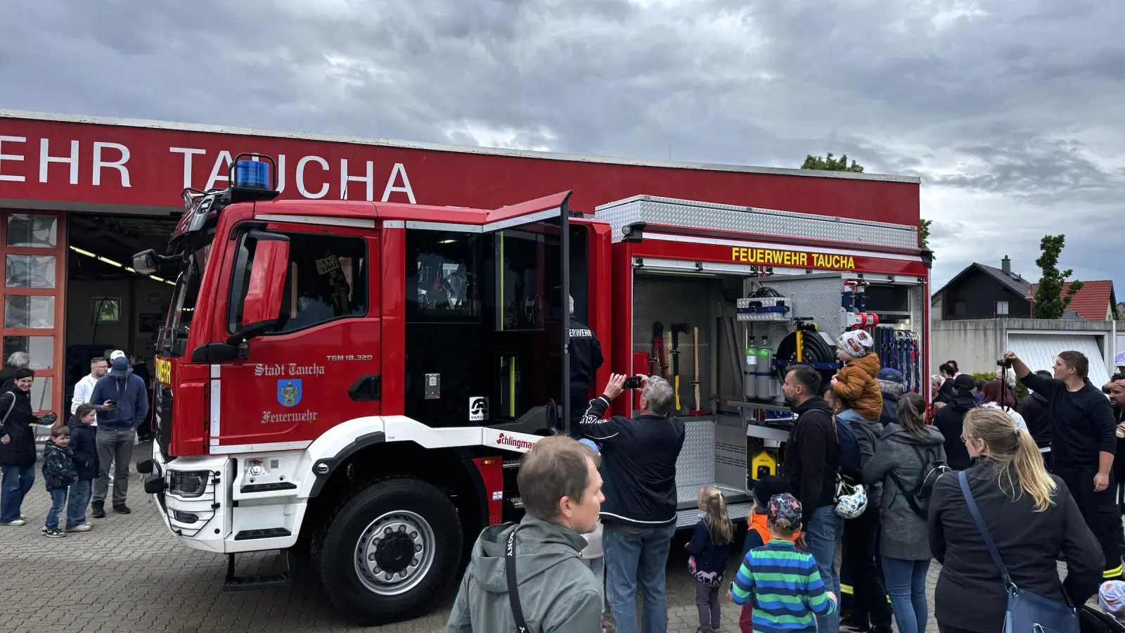 Das neue Tanklöschfahrzeug wurde begeistert in Empfang genommen und eingehend begutachtet. (Foto: Daniel Große)