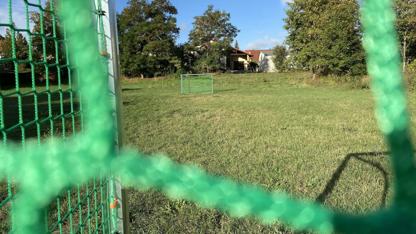 Die Fußballtore auf der Festwiese Dewitz (Foto: taucha-kompakt.de)