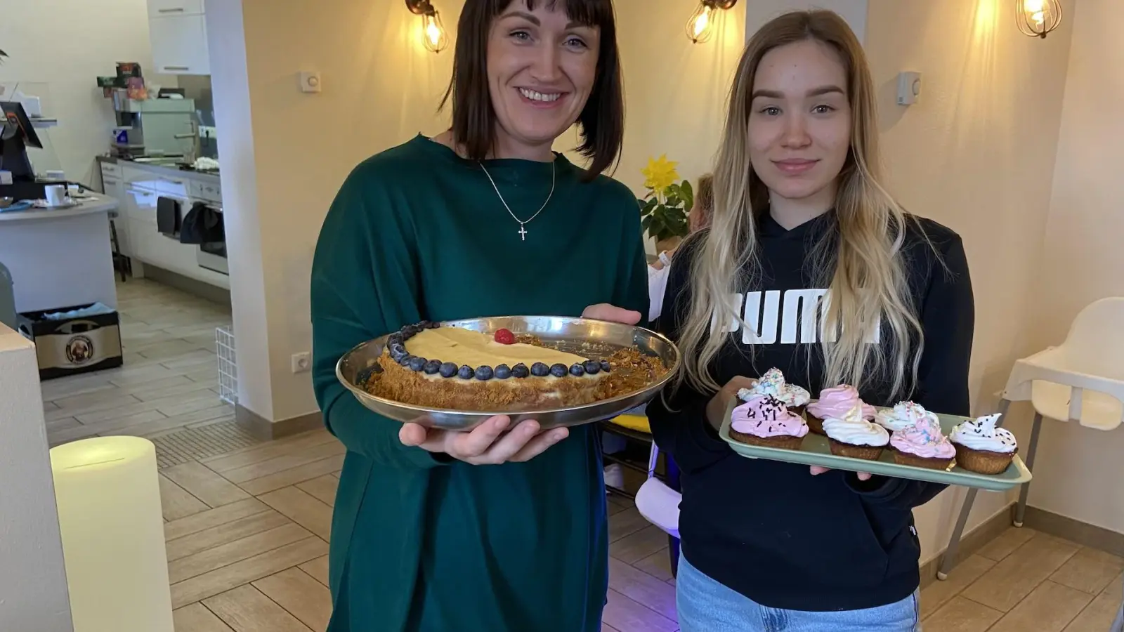 Yevheniia (links) und Sofiia Alekseiewa betreiben das Café “Meine Ukraine”. (Foto: taucha-kompakt.de)