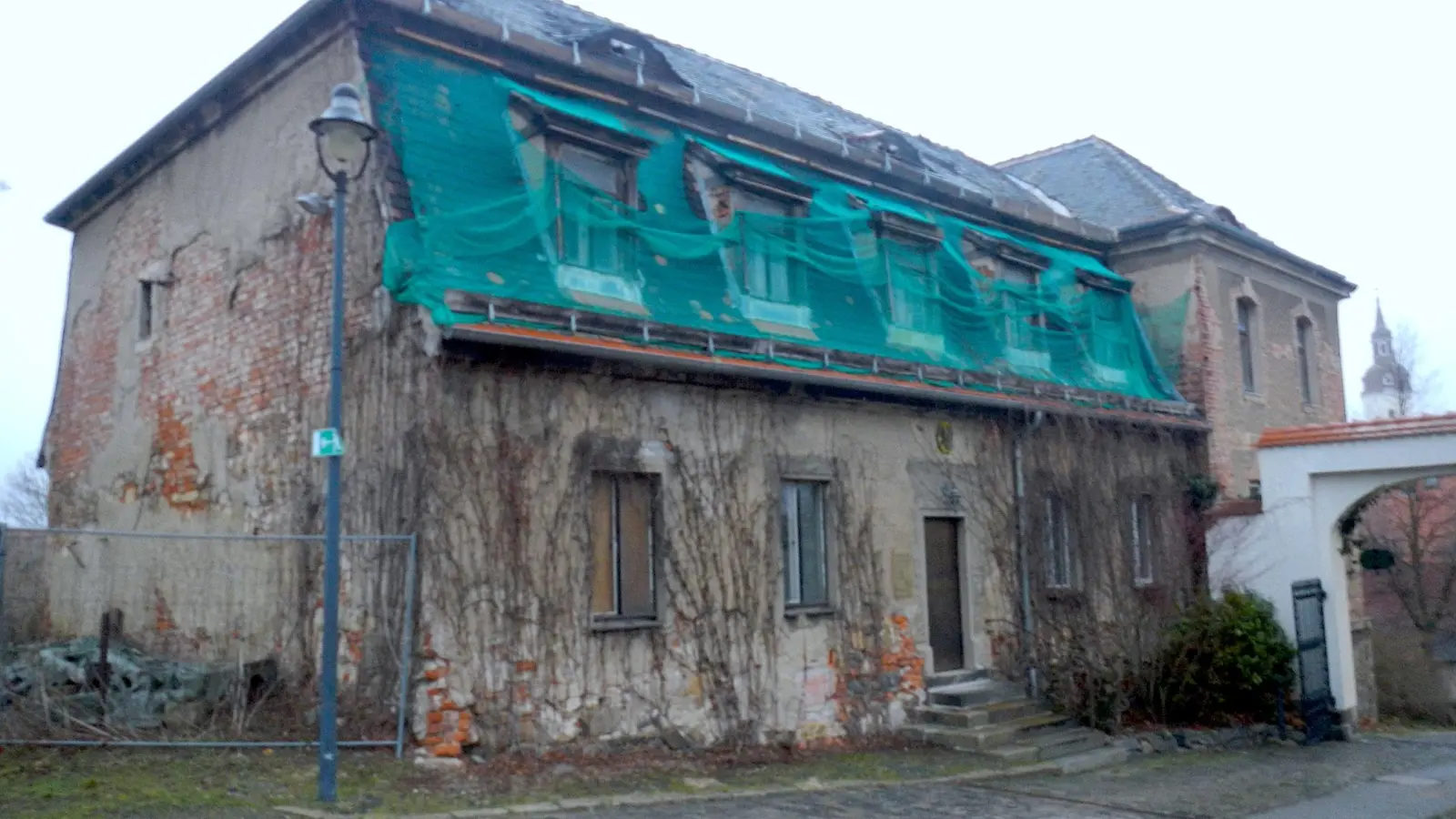 So sah das Haus noch 2021 aus.  (Foto: Hubert Beyer)