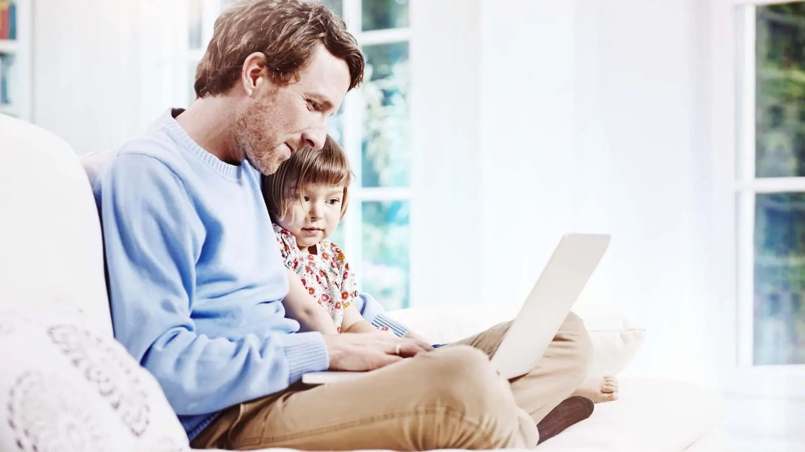 Germany, Hesse, Frankfurt, Father and daughter using laptop (Foto: taucha-kompakt.de)