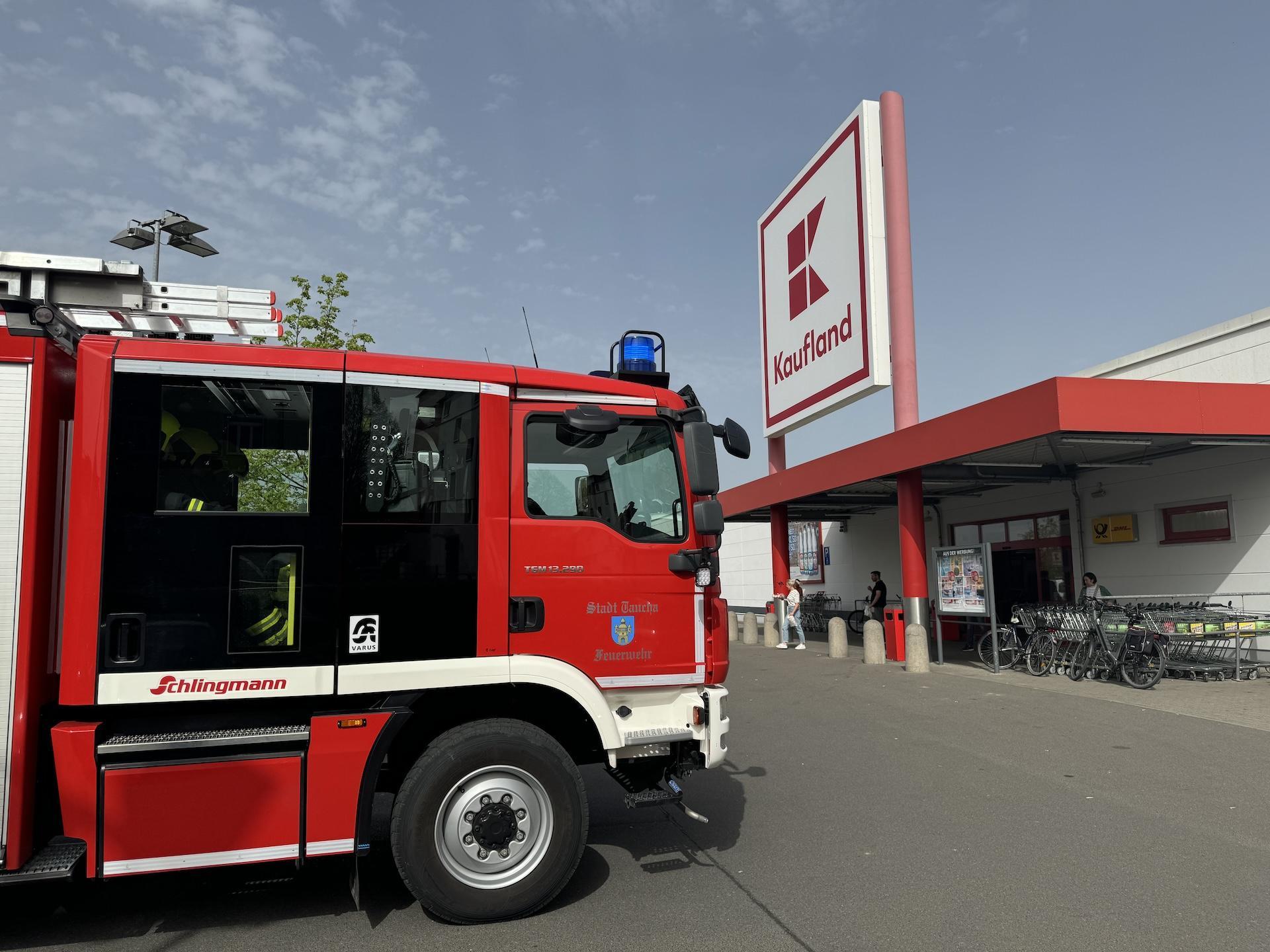 Die rote Feuerwehr am roten Markt. (Foto: Daniel Große)