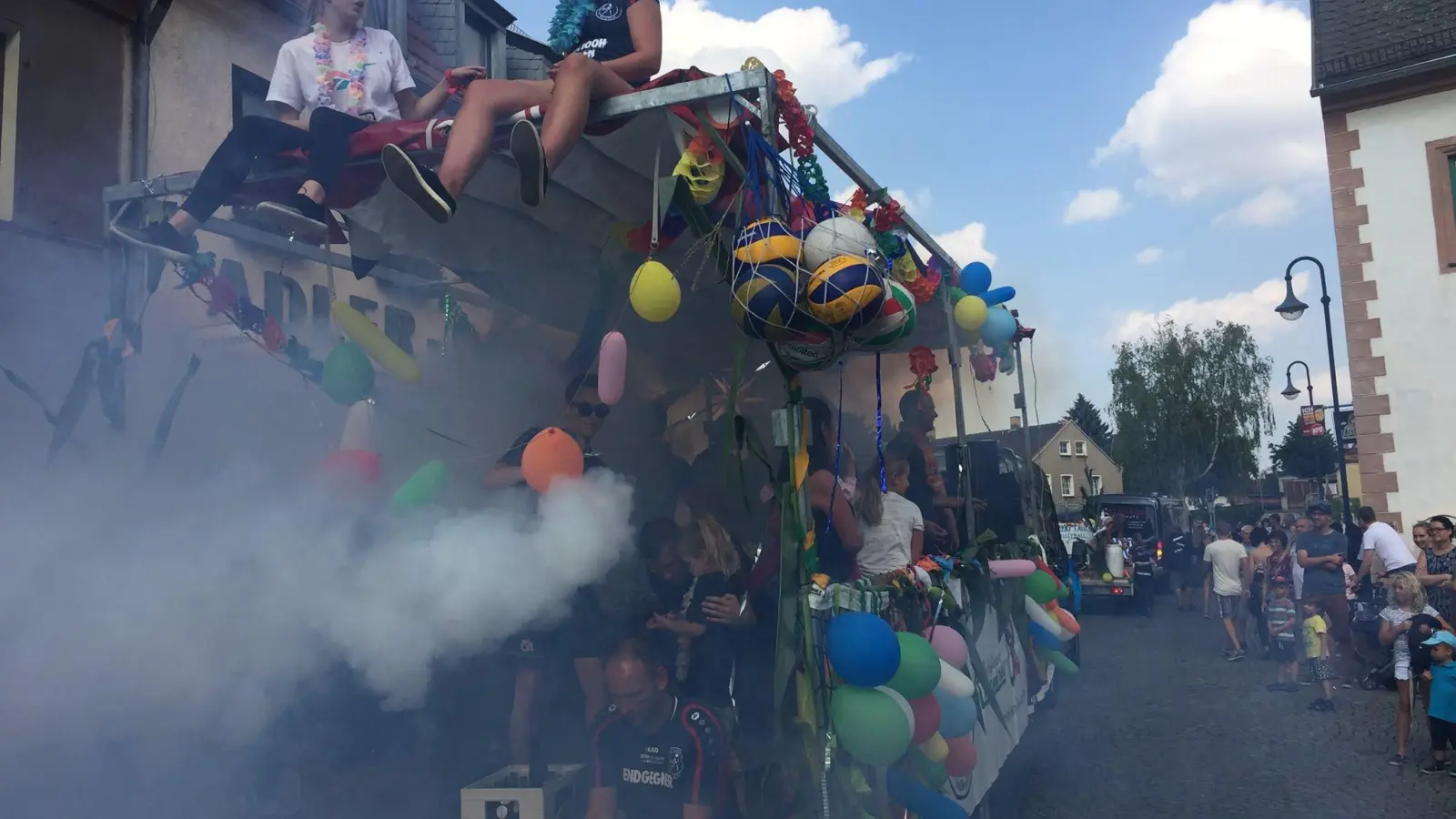 Laute Musik und viel Rauch: Bereits 2017 machte die Volleyball-Sektion des AC Taucha ordentlich “Alarm”. (Foto: taucha-kompakt.de)