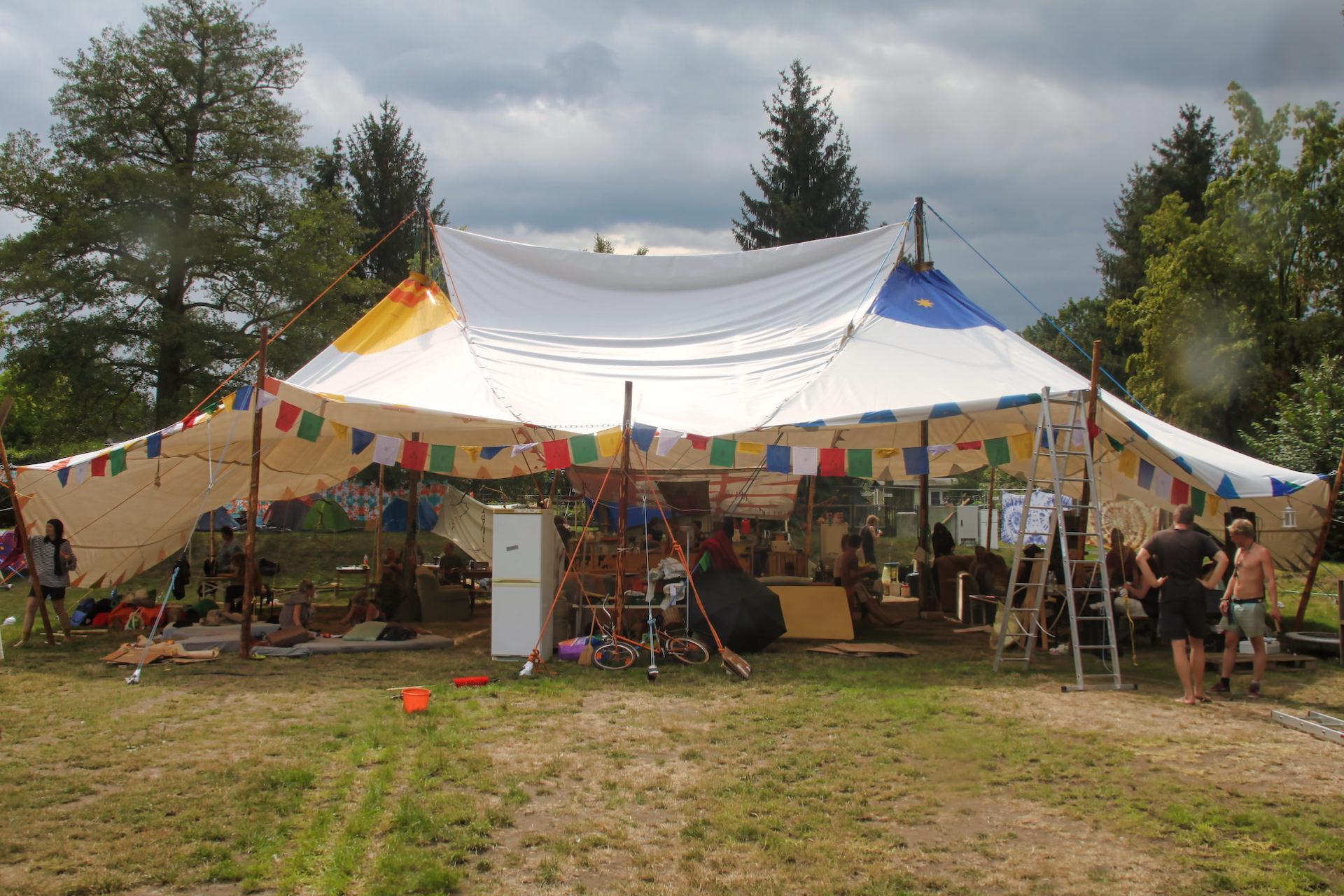 Auf der Festwiese wurde ein “Luftschloss” errichtet. (Foto: taucha-kompakt.de)