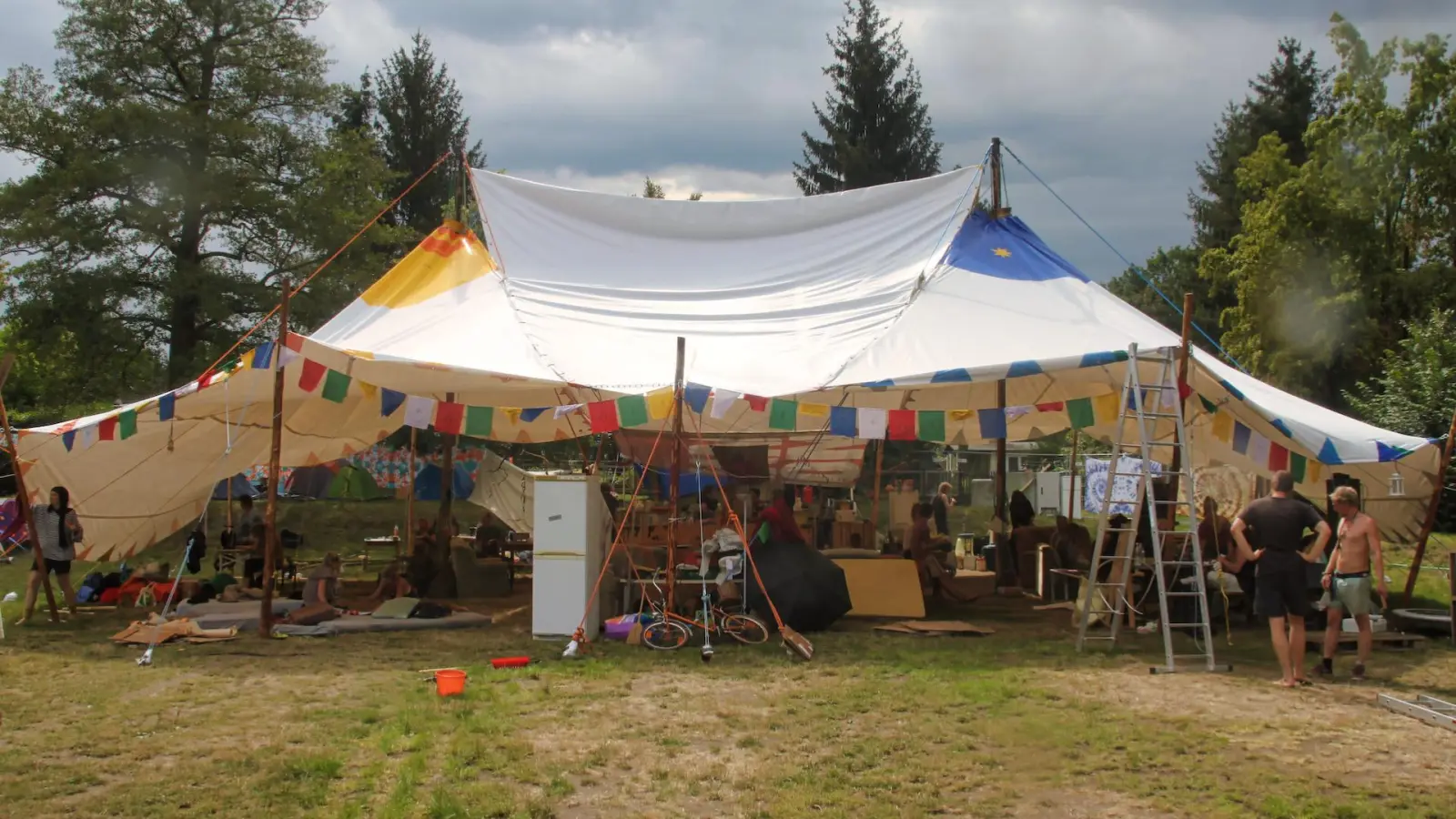 Auf der Festwiese wurde ein “Luftschloss” errichtet. (Foto: taucha-kompakt.de)