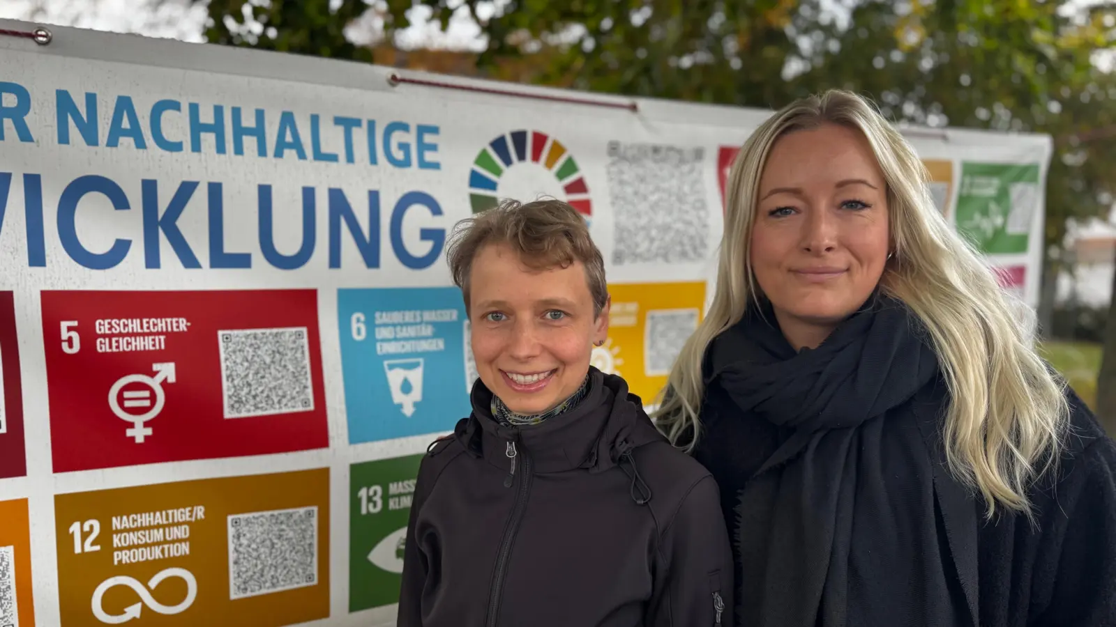 Die Initiatoren Susanne Troeger und Janine Friebel vor dem Plakat der 17 Ziele für nachhaltige Entwicklung an der Grundschule Am Park.  (Foto: Daniel Große)