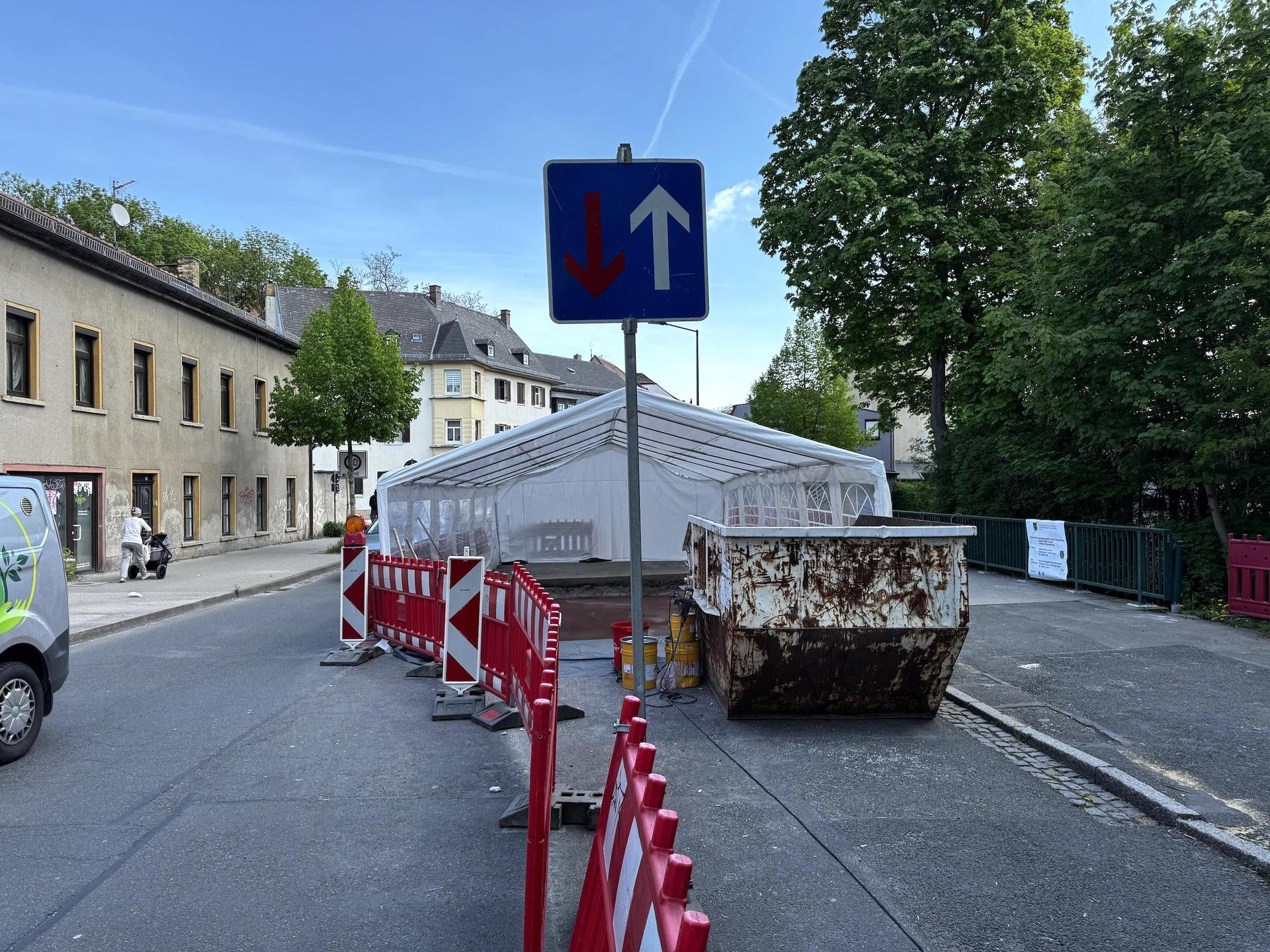 Unter dem Zelt härtet eine Zweikomponenten-Abdichtung aus. (Foto: Daniel Große)