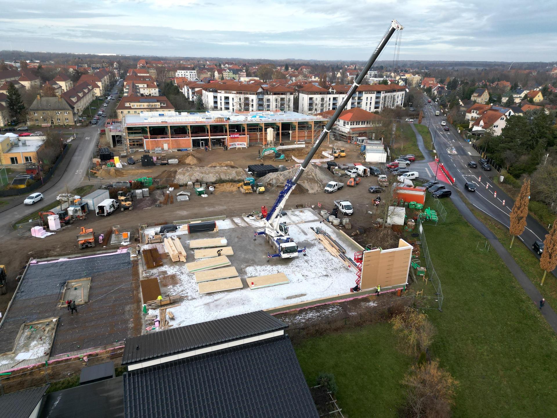 Blick auf die Großbaustelle: Hinten wird REWE gebaut, vorn entsteht der neue Netto-Markt. (Foto: Daniel Große)