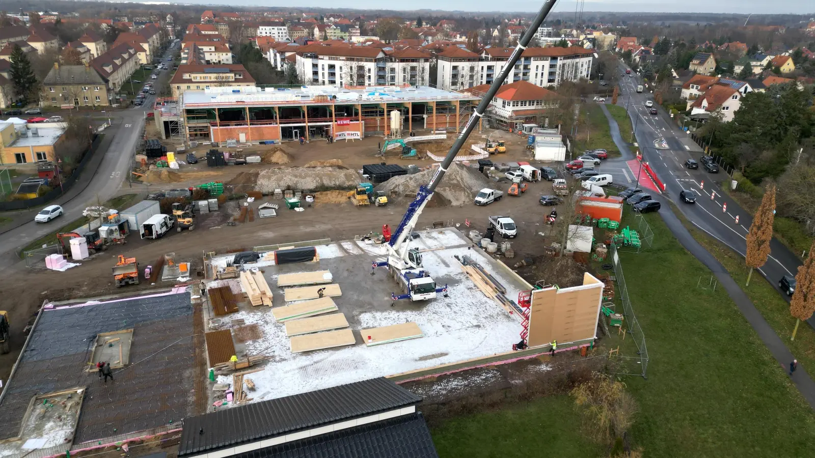 Blick auf die Großbaustelle: Hinten wird REWE gebaut, vorn entsteht der neue Netto-Markt. (Foto: Daniel Große)