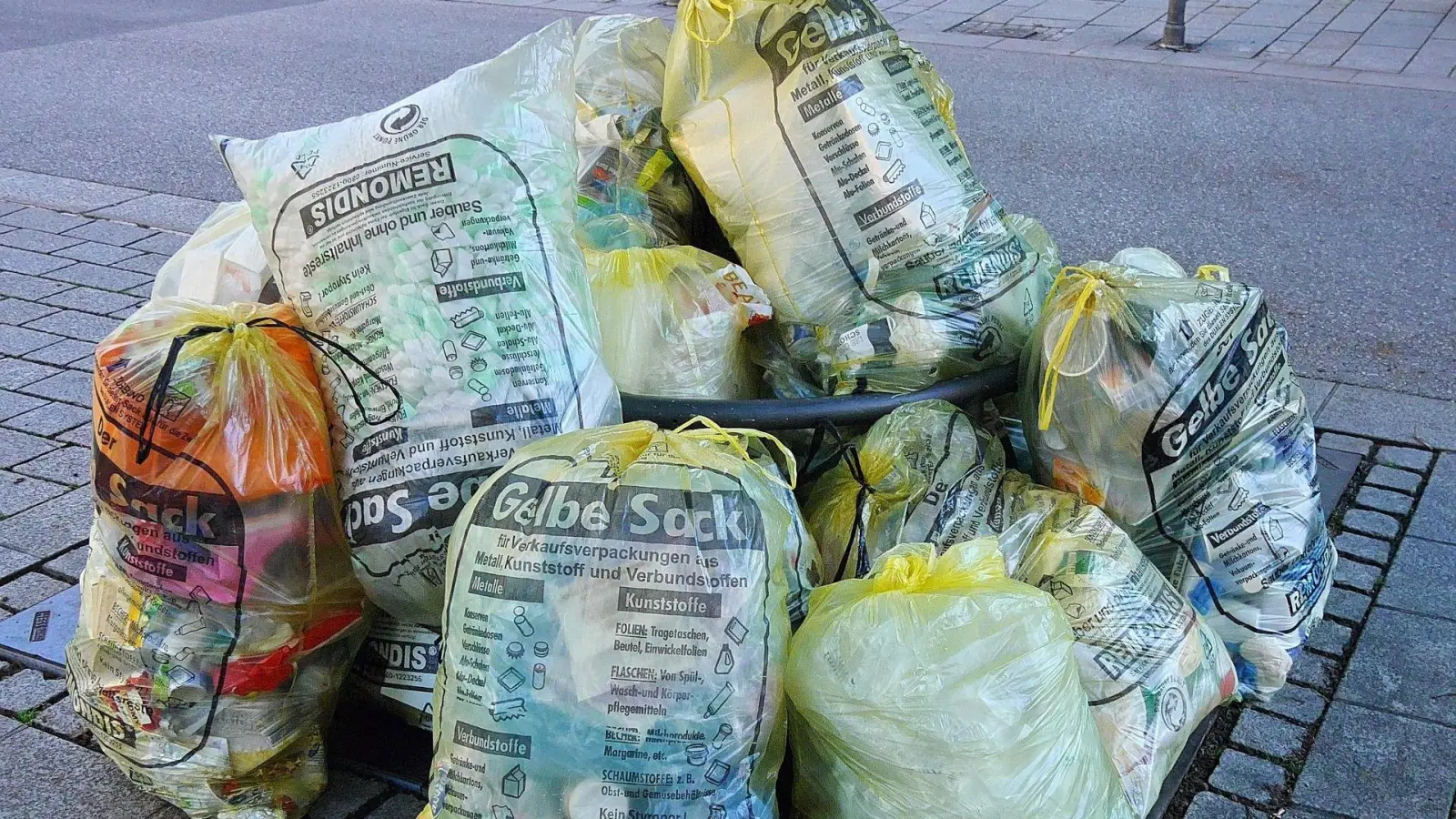 Unbekannter zündet Müllsäcke an (Foto: taucha-kompakt.de)