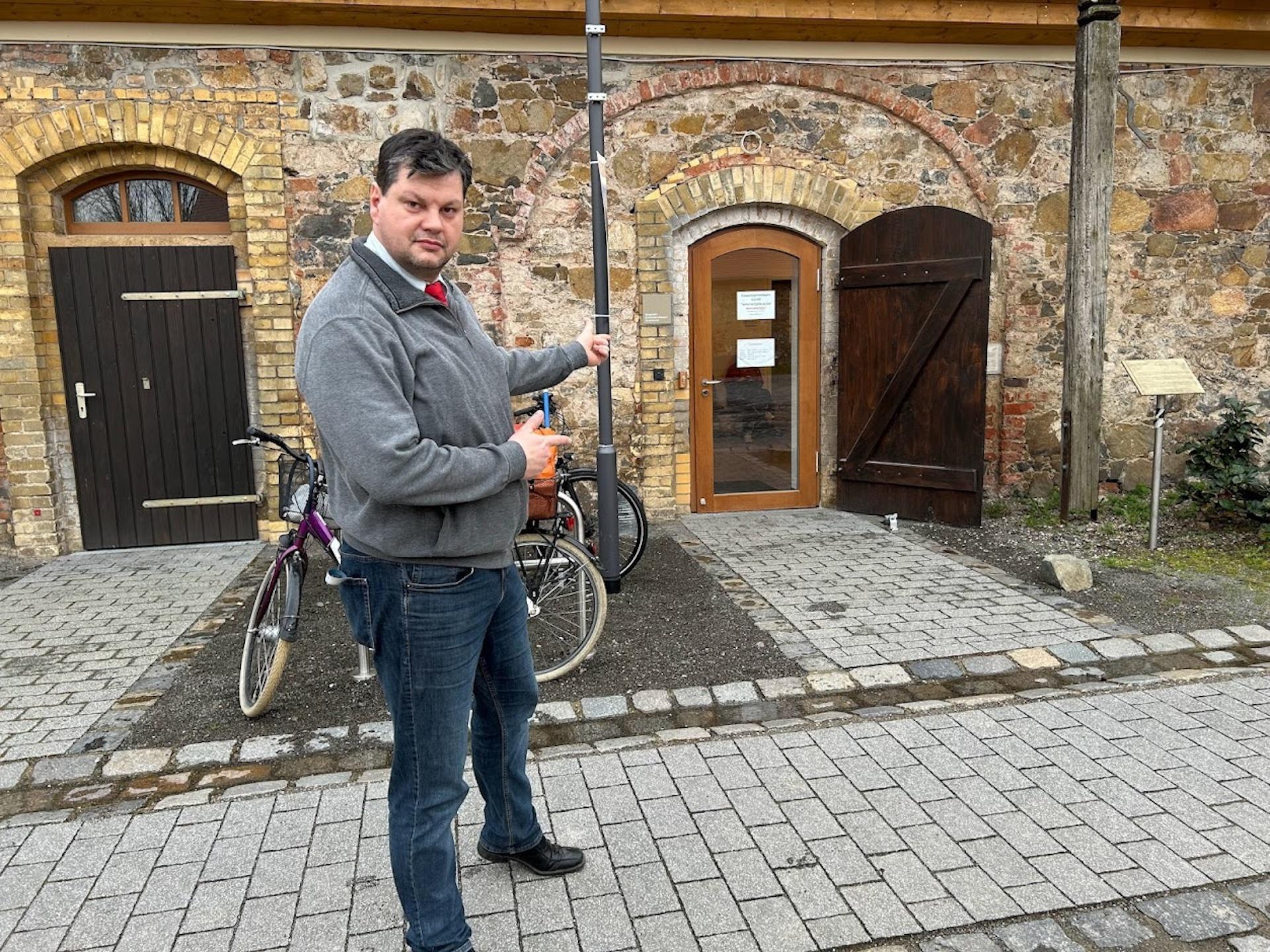 „Rein da, zum Unterschreiben”, bittet Karsten Gutjahr. (Foto: privat)