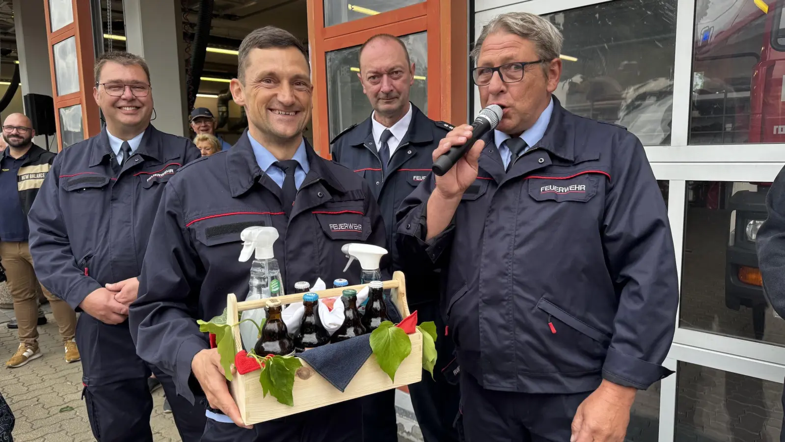 Die Kameraden aus Merkwitz hatten noch ein kleines Geschenk dabei. „Damit das Fahrzeug immer schön glänzt”, gab es Reinigungsmittel. Und auch was zum „Spülen” für die Kameraden war dabei.  (Foto: Daniel Große)