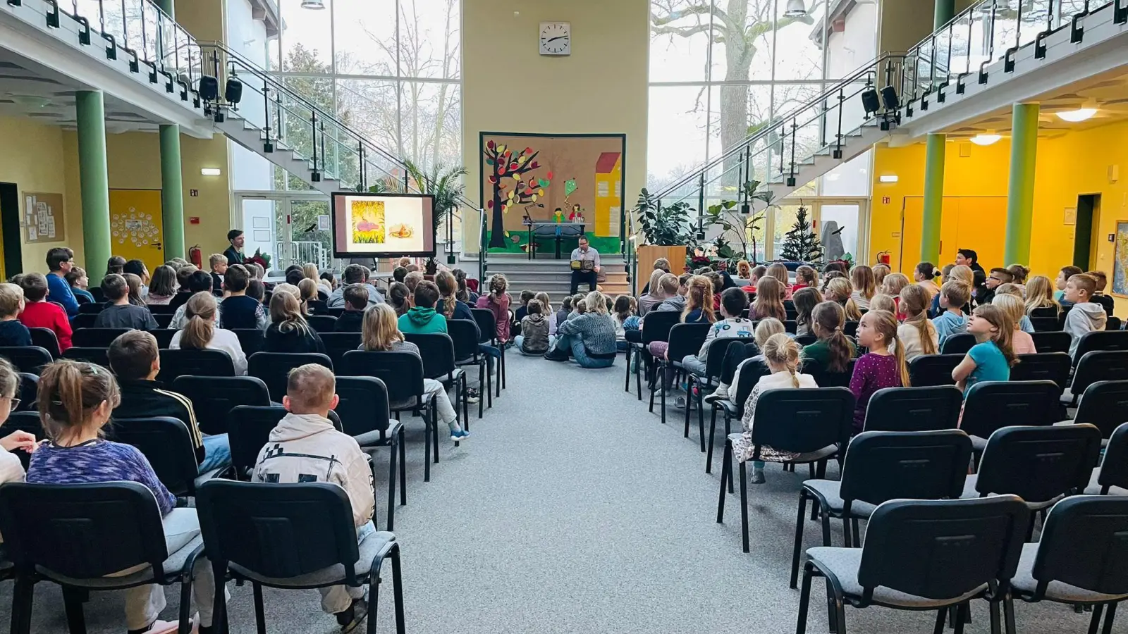 Bürgermeister Tobias Meier las in der Grundschule Am Park (Foto) und in der Regenbogenschule. In der Parthelandschule will er noch vor Weihnachten lesen - hier platzte der Vorlesetermin krankheitsbedingt. (Foto: privat)