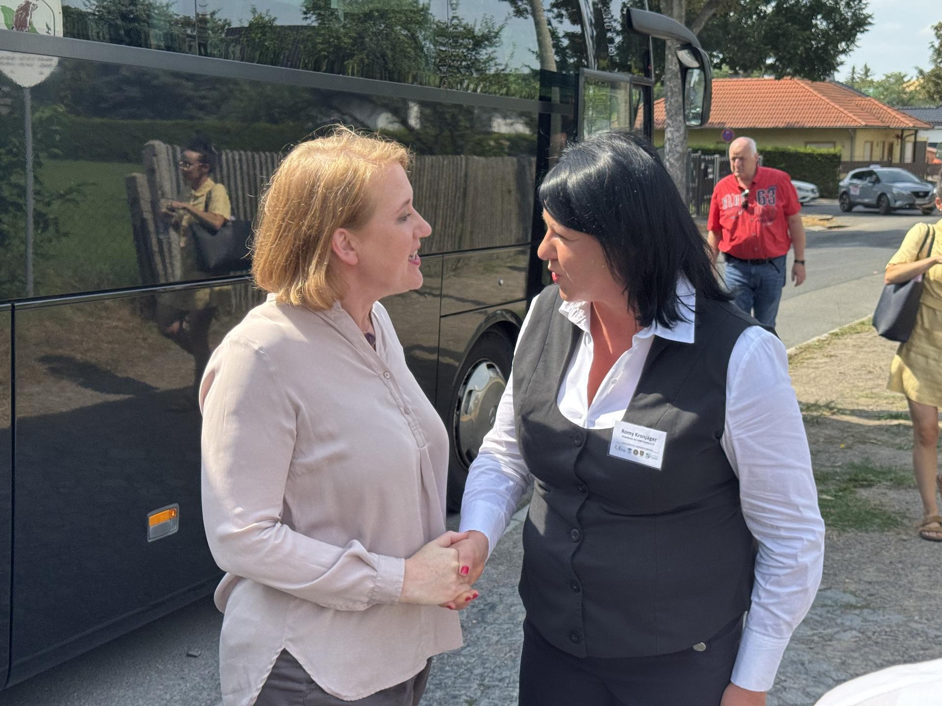 Romy Kronjäger, Präsidentin des AC Taucha, begrüßte Bundesfamilienministerin Lisa Paus, die mit dem Bus anreiste. (Foto: Daniel Große)