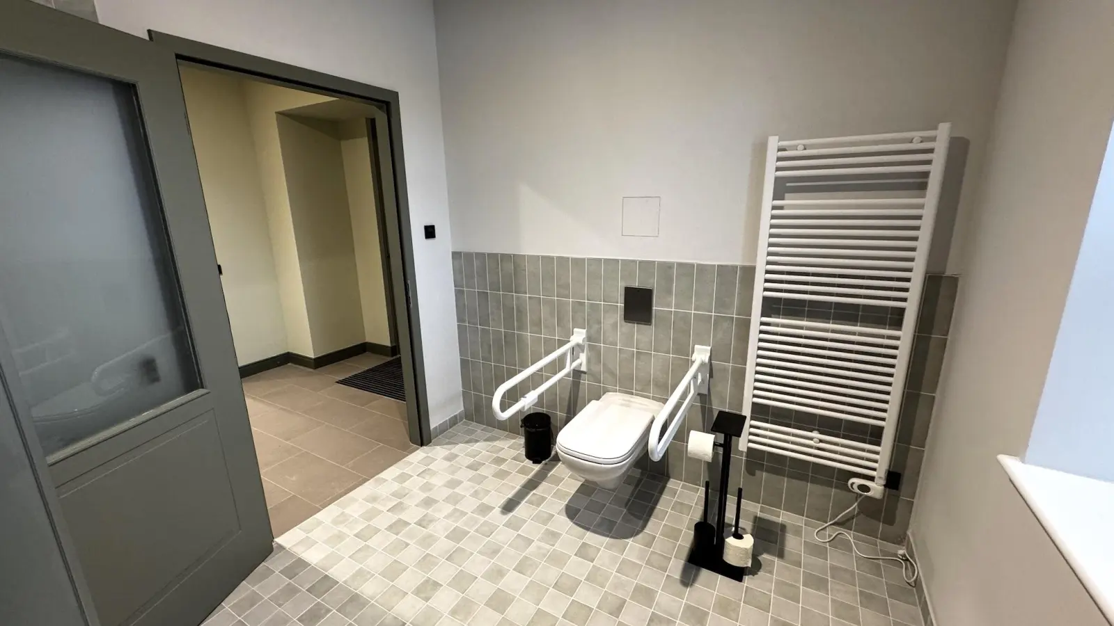 Das Badezimmer des behindertengerechten Zimmers. (Foto: Daniel Große)