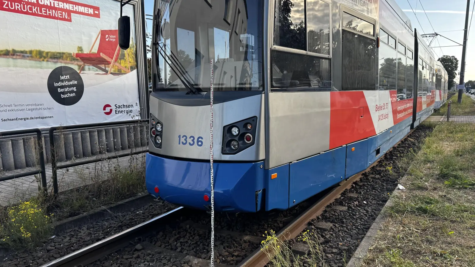 Polizei und LVB dokumentierten die Schäden an der Straßenbahn. (Foto: Daniel Große)