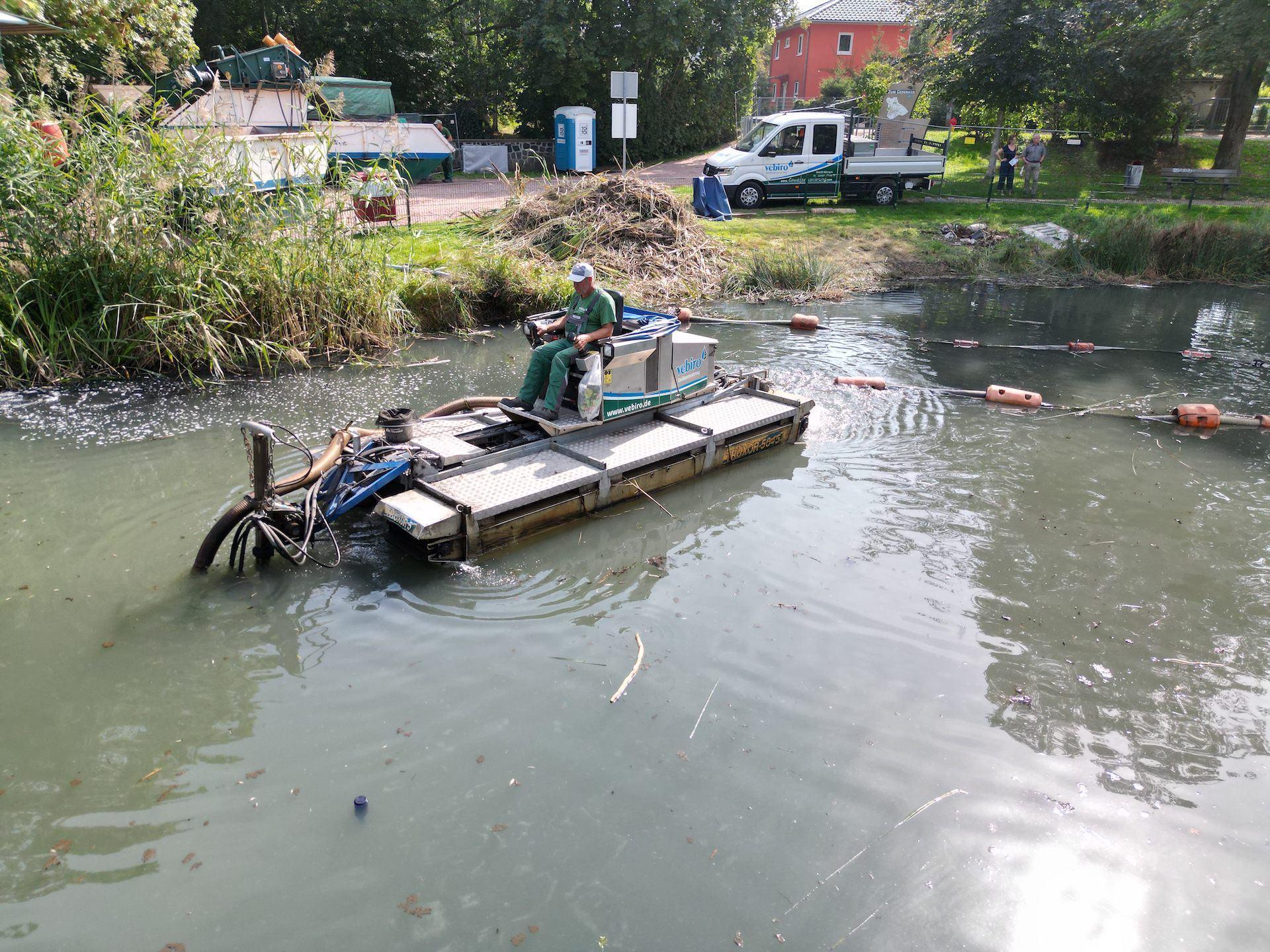 Gegen den Schlamm: Was aktuell auf dem Kleinen Schöppenteich passiert (Foto: taucha-kompakt.de)