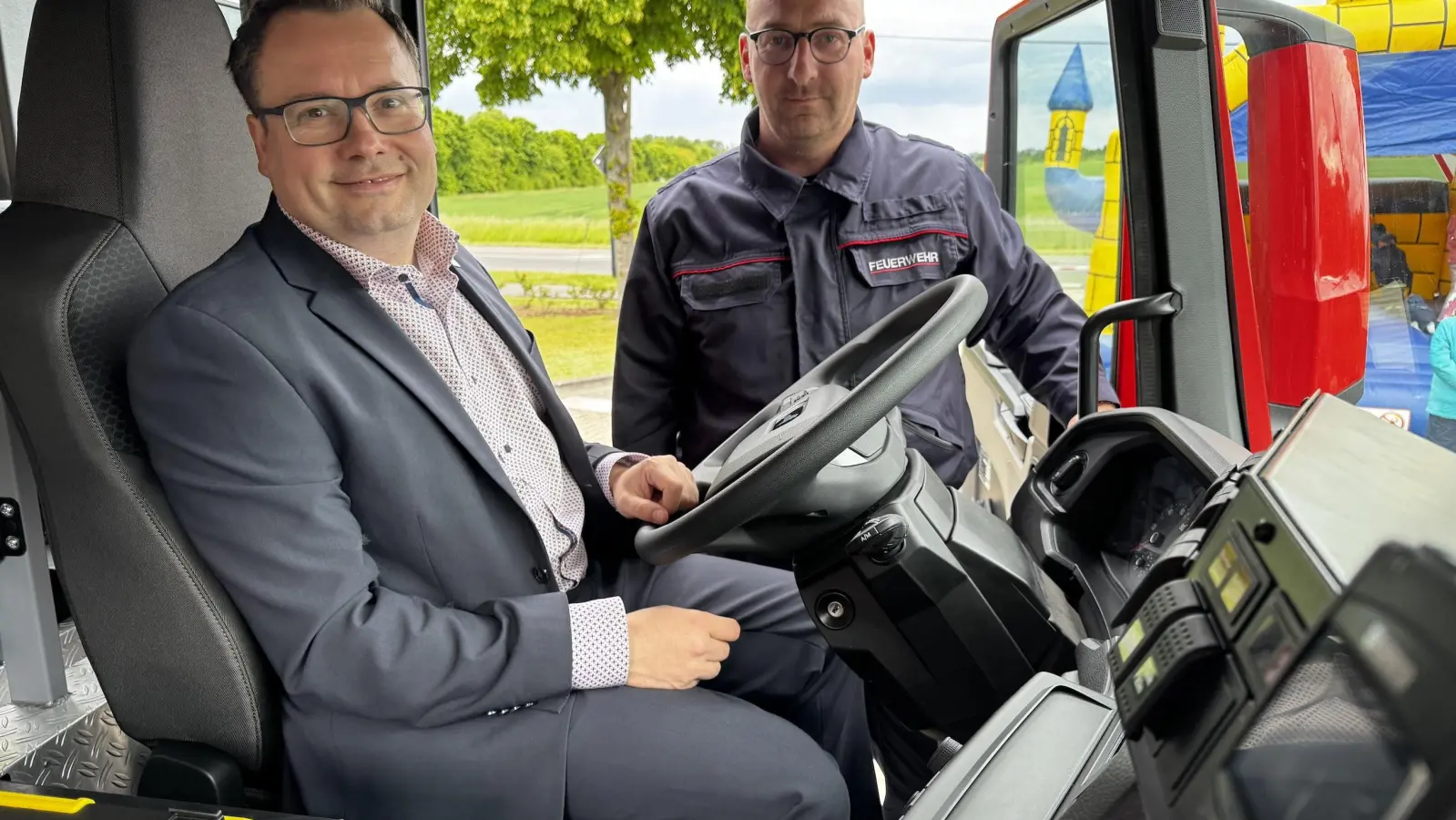 Bürgermeister Tobias Meier ließ sich von Maik Friedrich das Cockpit des Fahrzeugs erklären. (Foto: Daniel Große)