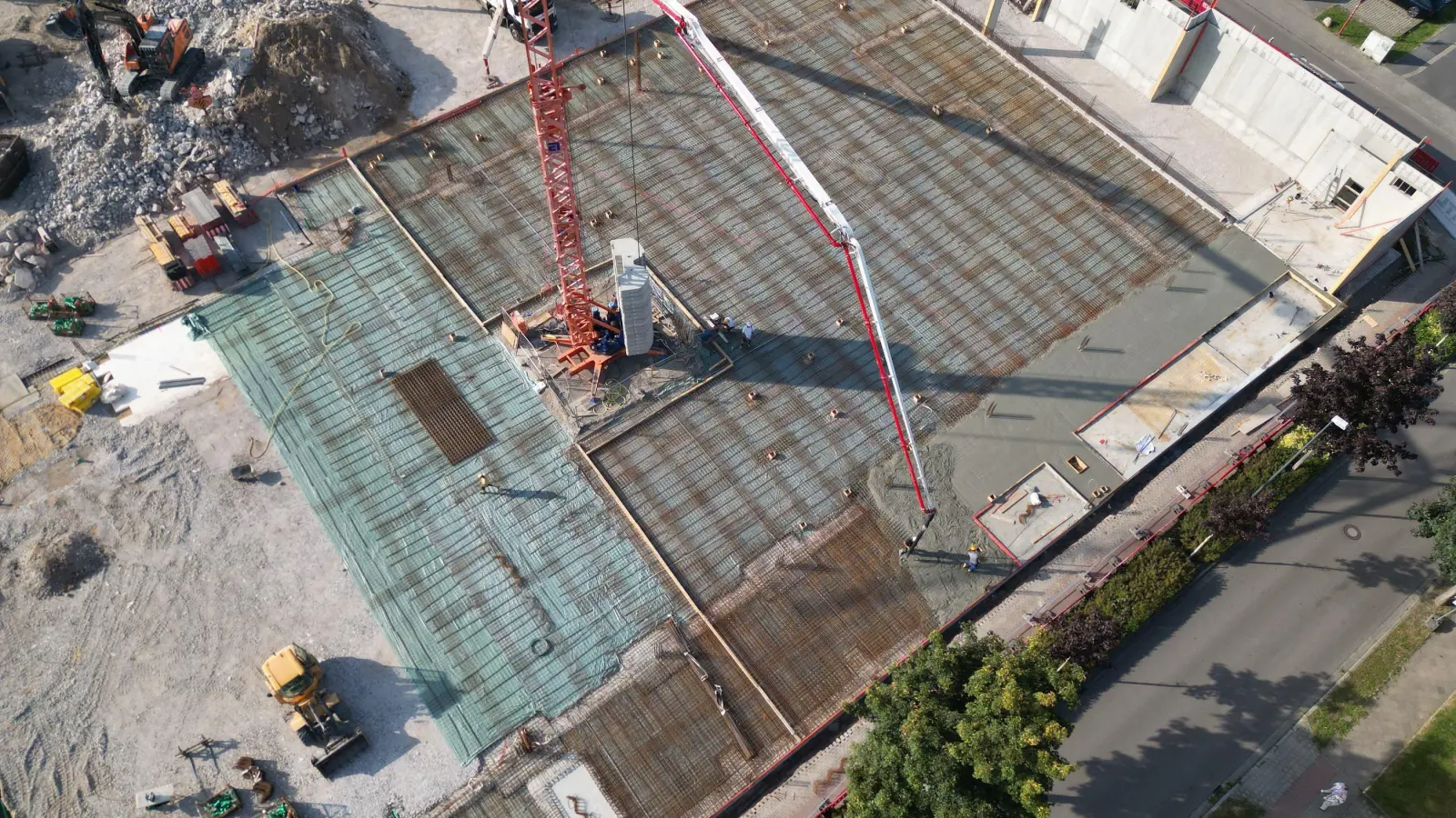 Rund 70 LKW-Ladungen Beton werden für die Bodenplatte benötigt. (Foto: Daniel Große)