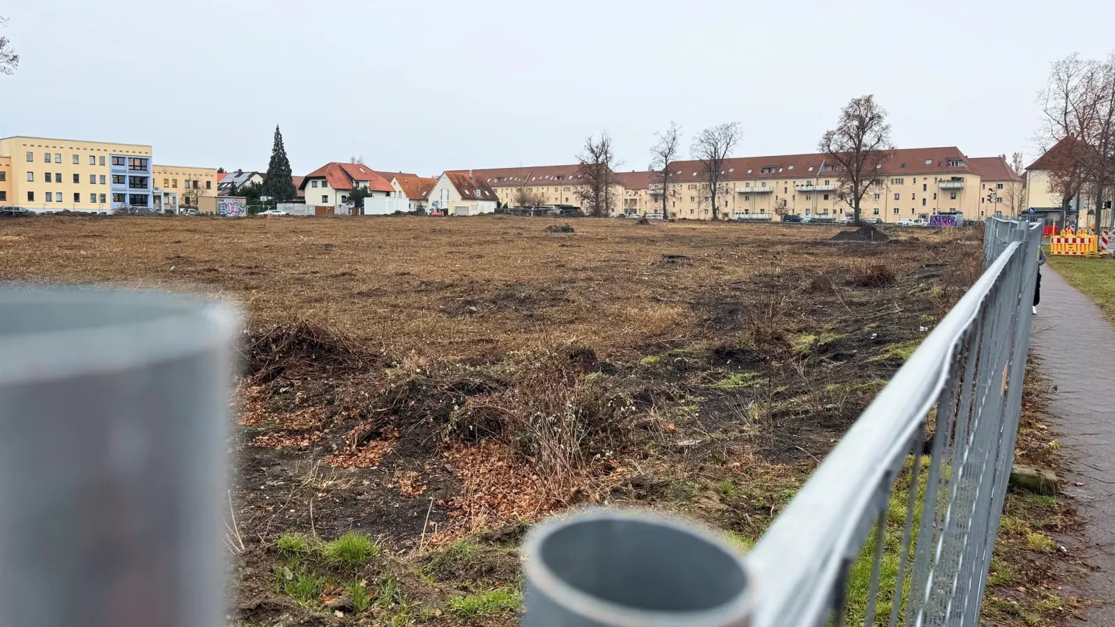 Das Areal wurde erneut beräumt und ist nun vollständig eingezäunt. Der Durchgang ist damit nicht mehr möglich. (Foto: Daniel Große)