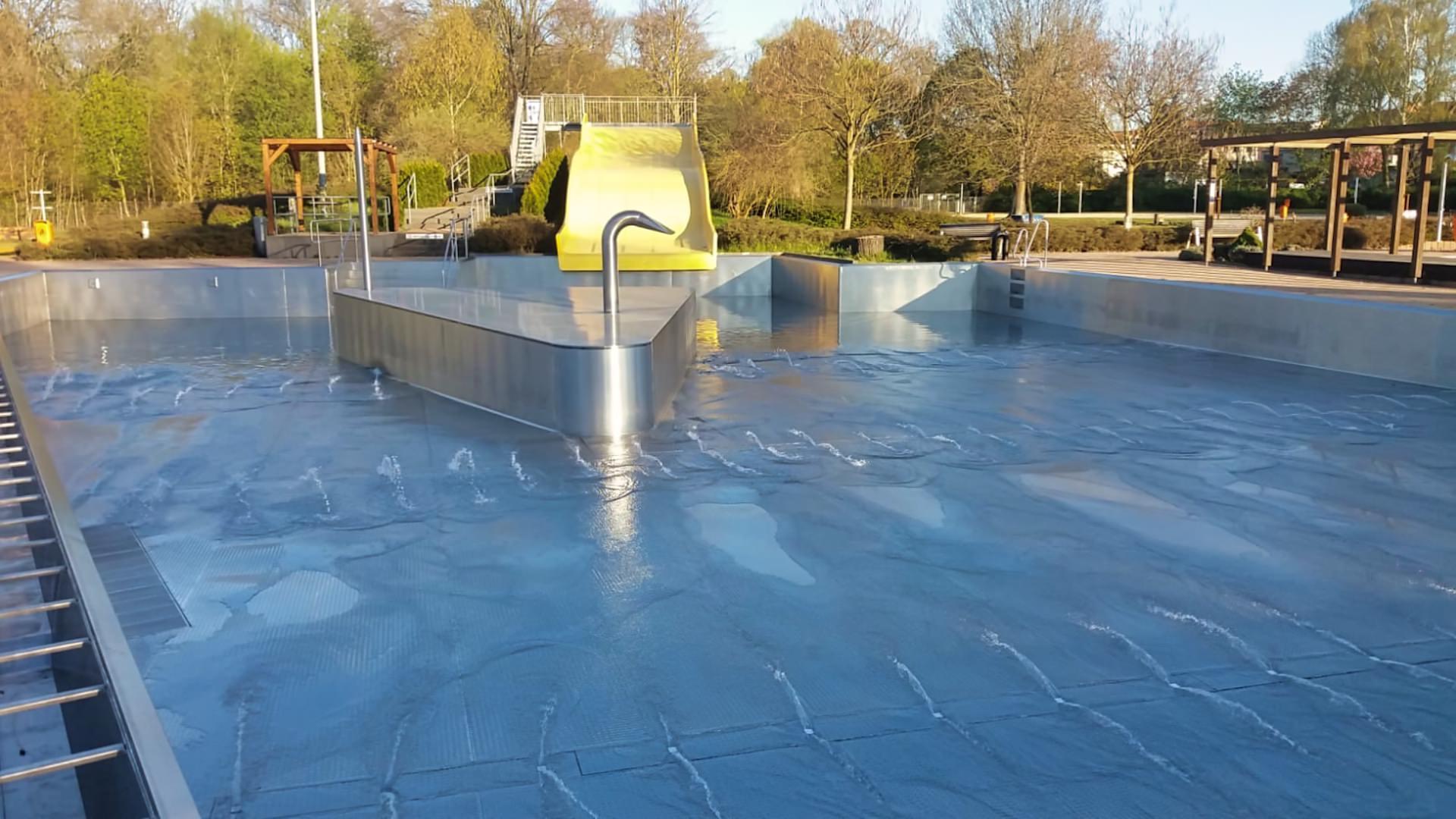 Wasser marsch: Im Parthebad laufen die Vorbereitungen - Saisonstart ungewiss (Foto: taucha-kompakt.de)