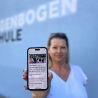 Nadine Thalmann zeigt die Petition, mit der die Eltern der Regenbogenschule auf sich aufmerksam machen wollen. (Foto: taucha-kompakt.de)