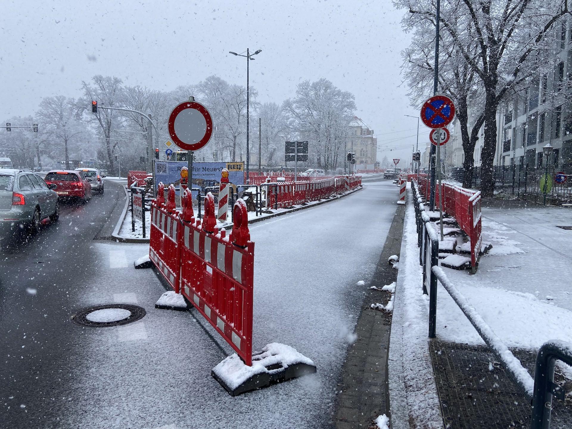 Aus Richtung Ampelkreuzung ist die Zufahrt zur Portitzer Straße aktuell nicht möglich. (Foto: taucha-kompakt.de)