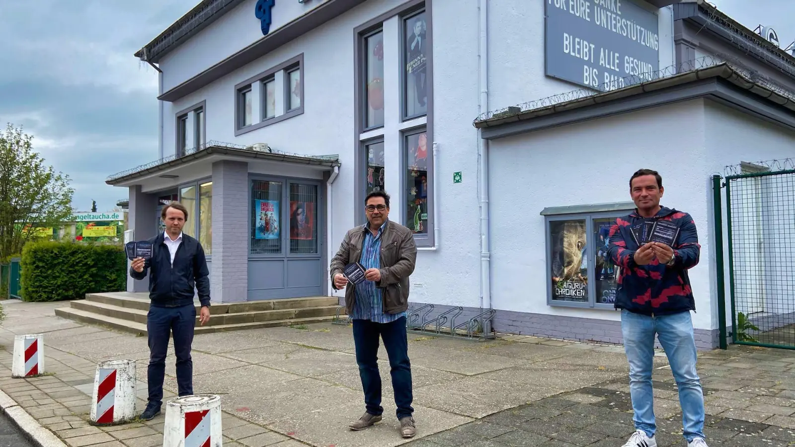 Gunnar Simon von der WOTa Taucha (links) sowie Mirko Friebös (rechts) von der Werbeagentur Detailliebe zeigten ihre Unterstützung für Kinobetreiber Daniel Grahl durch den Kauf von Gutscheinen (Foto: taucha-kompakt.de)