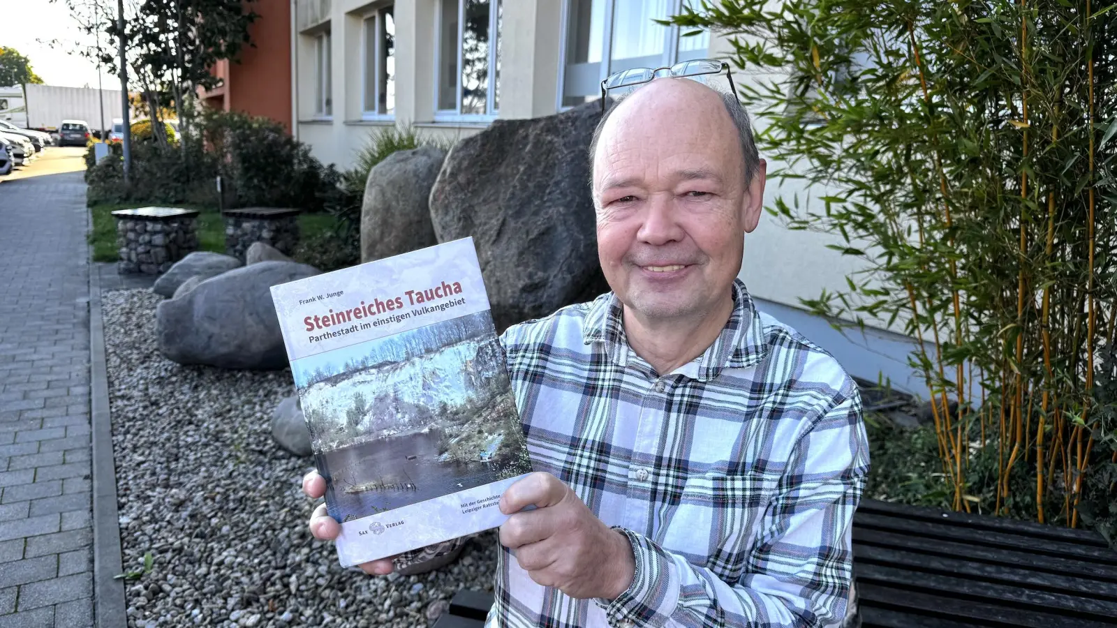 Dr. Frank W. Junge mit seinem Buch „Steinreiches Taucha”. (Foto: Daniel Große)