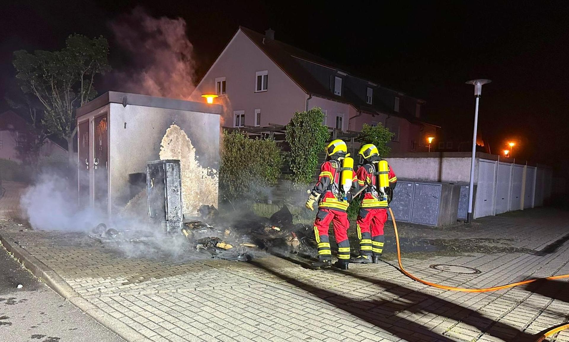 Die Freiwillige Feuerwehr Taucha löschte den Mülltonnenbrand.  (Foto: Freiwillige Feuerwehr Taucha)