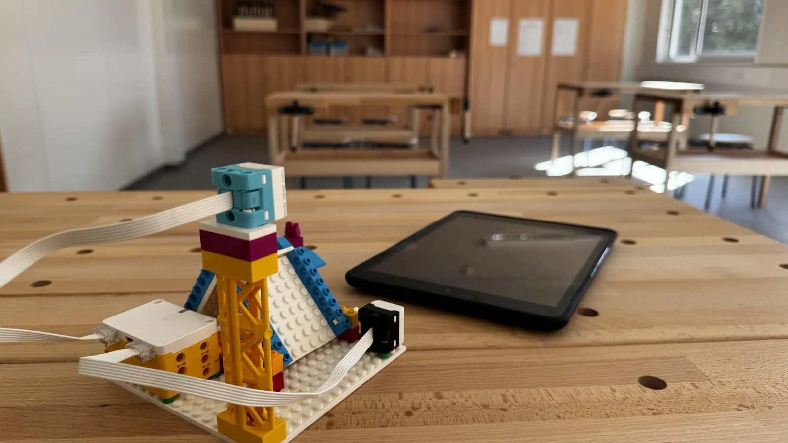 Im Werkenraum stehen moderne Werkbänke, aber auch digital wird unterrichtet - mit Robotik und Tablets. (Foto: Daniel Große)