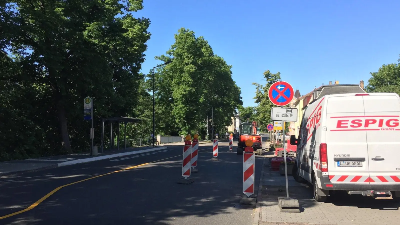 Leipziger Straße: Auch vor der Sparkasse wird die Bushaltestelle nun barrierefrei (Foto: taucha-kompakt.de)