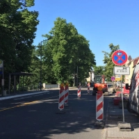 Leipziger Straße: Auch vor der Sparkasse wird die Bushaltestelle nun barrierefrei (Foto: taucha-kompakt.de)