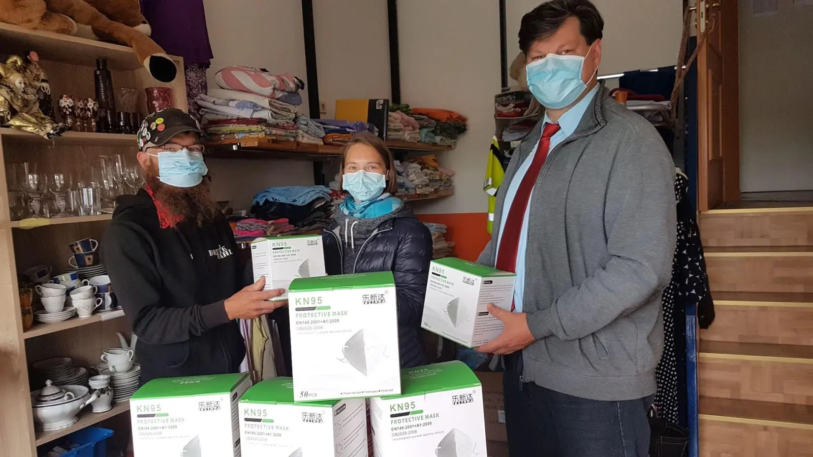 DIE PARTEI schenkt Zeit-Tausch-Börse Taucha 500 Masken (Foto: taucha-kompakt.de)