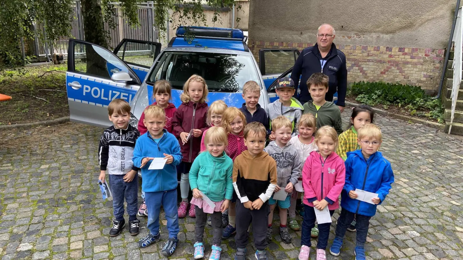 Die Pumuckl-Gruppe der Kita Koboldkiste mit Polizeihauptmeister Andree Weidner. (Foto: taucha-kompakt.de)