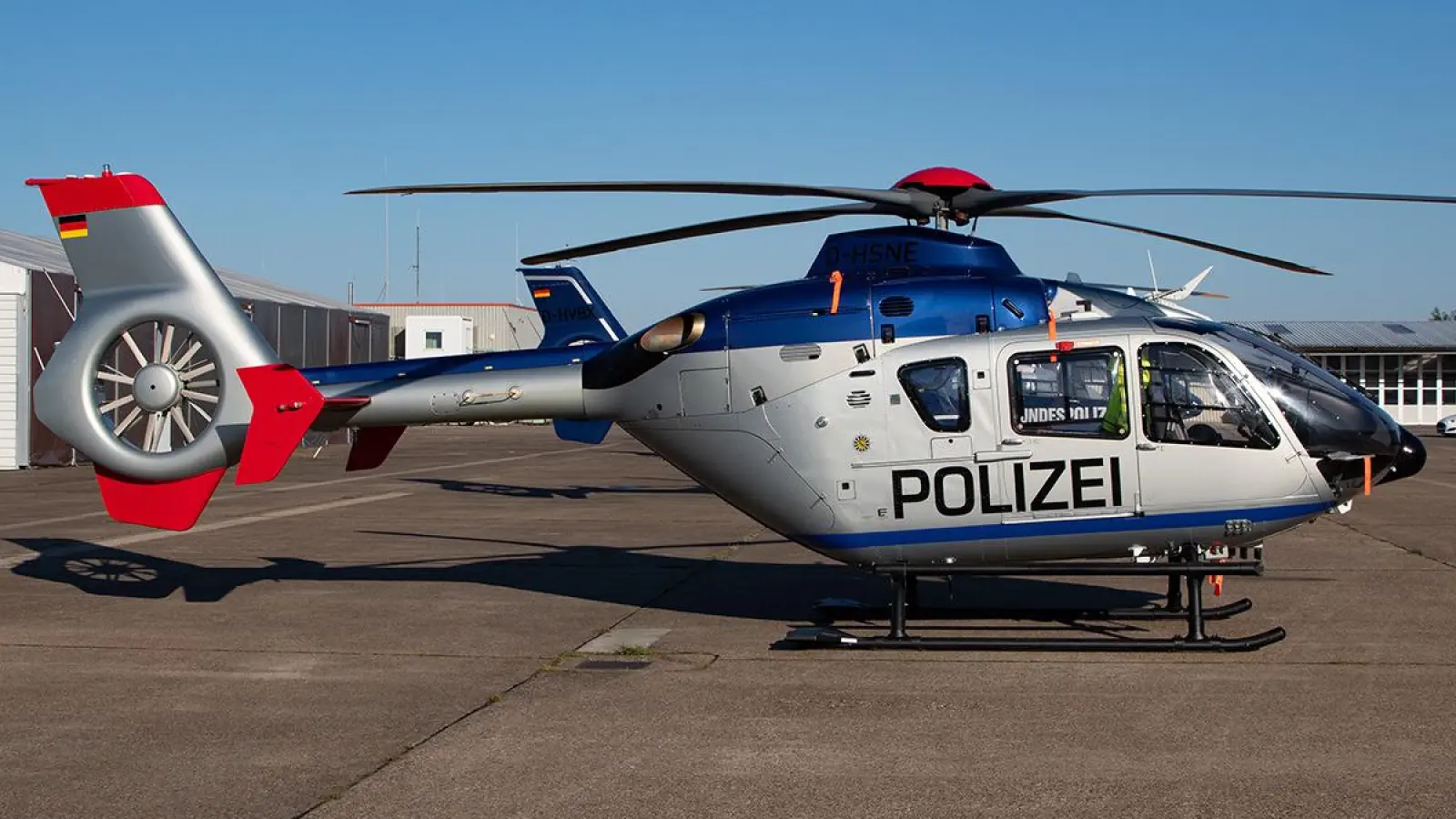 Der Polizeihubschrauber kreiste über Taucha (Foto: Marco Dotti)