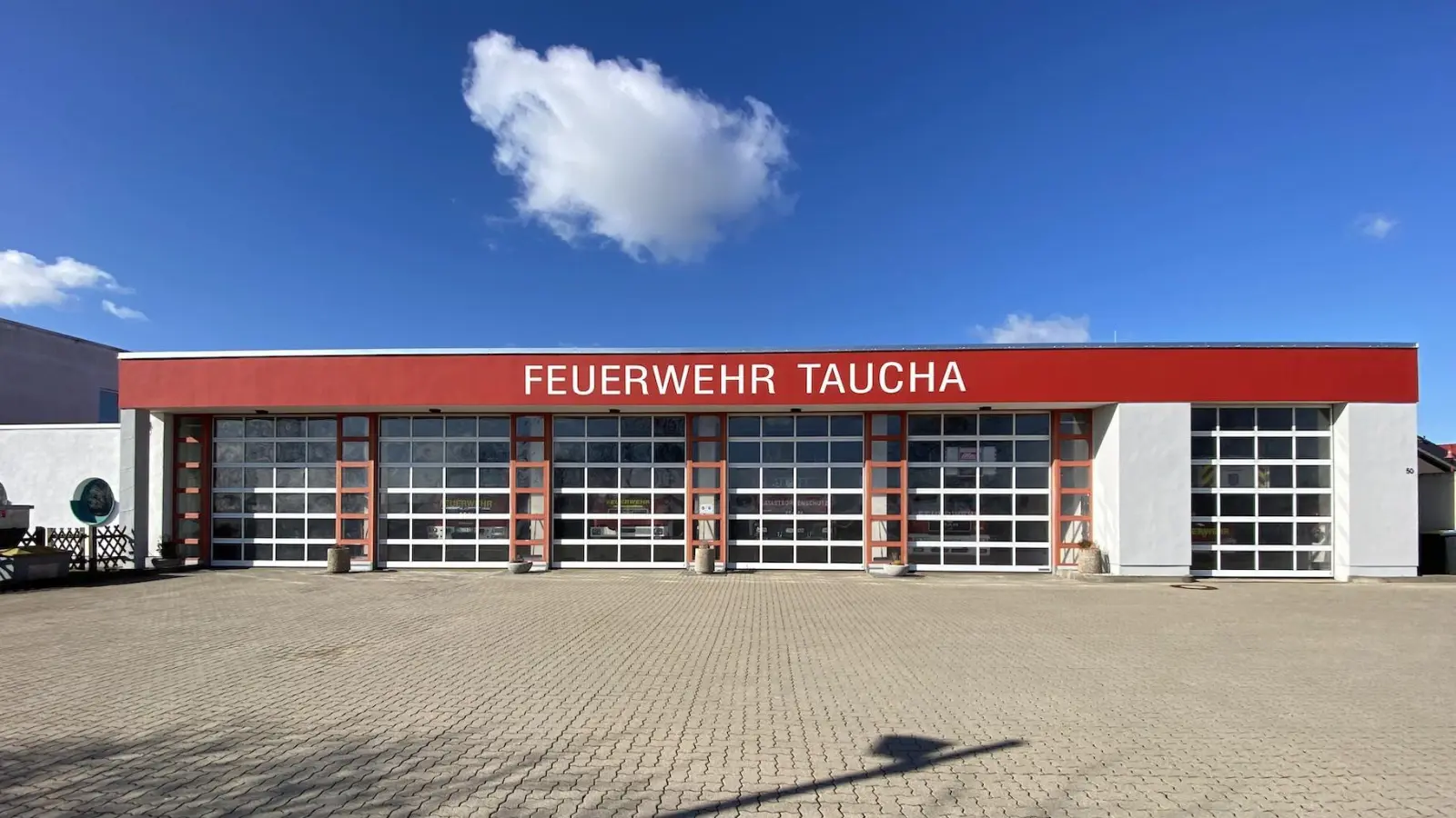 Das moderne Gerätehaus der Freiwilligen Feuerwehr an der Sommerfelder Straße. (Foto: taucha-kompakt.de)
