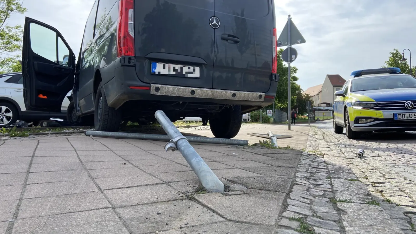 Unfall: Transporter-Fahrer beschädigt vier parkende Autos (Foto: taucha-kompakt.de)