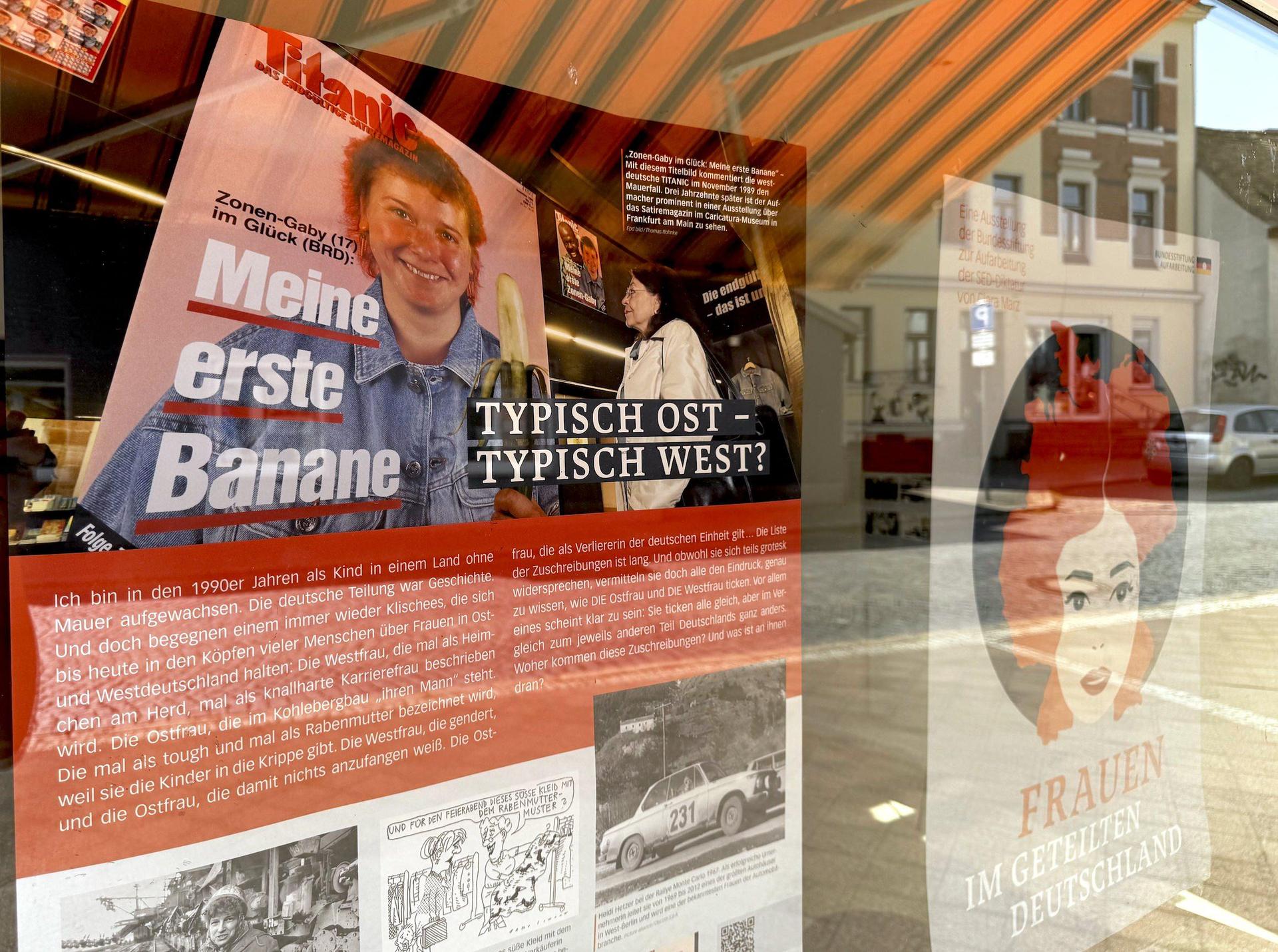 „Frauen im geteilten Deutschland” heißt die Plakatausstellung, die ab heute in Taucha zu sehen ist. (Foto: Daniel Große)