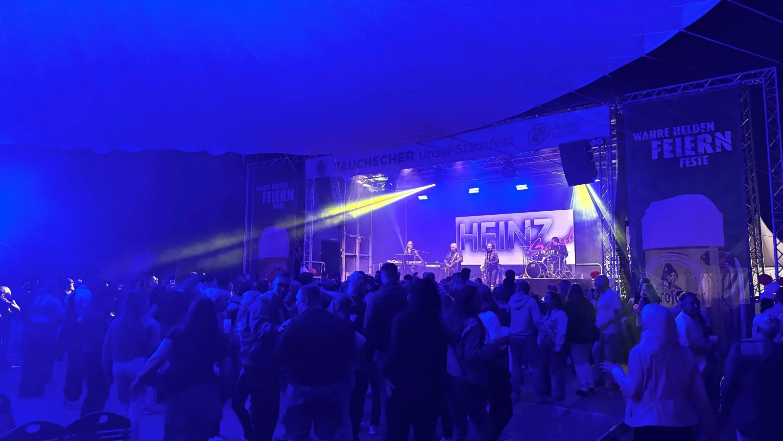 Volle Tanzfläche auf der Festwiese, dank der Heinz Show Band, die später von DJ Andy G. unterstützt wurde. (Foto: Daniel Große)