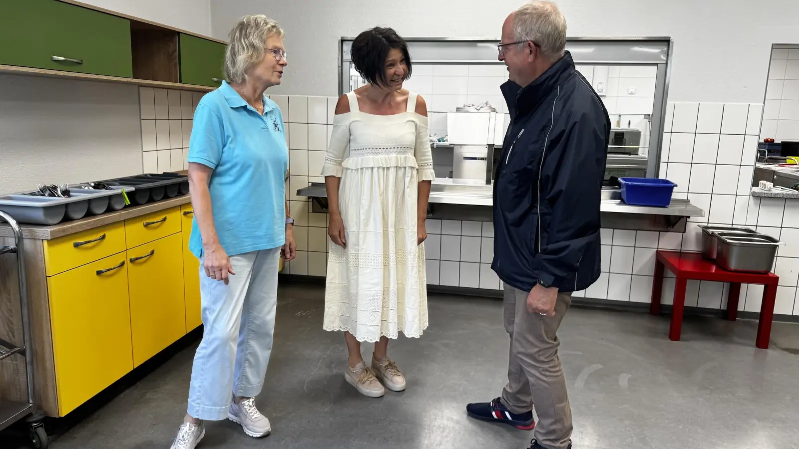 Hortleiterin Ina Weise und Schulleiterin Kathrin Theil-Schulze im Gespräch mit Andreas Neutsch, technischer Leiter der städtischen Gesellschaft WOTa (v.l.) (Foto: Daniel Große)